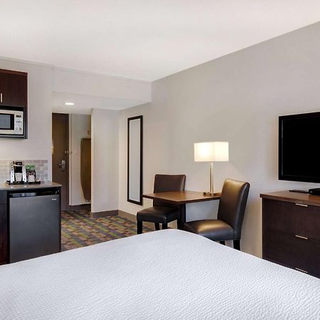 Days Inn By Wyndham Victoria Airport Sidney Ngoại thất bức ảnh
