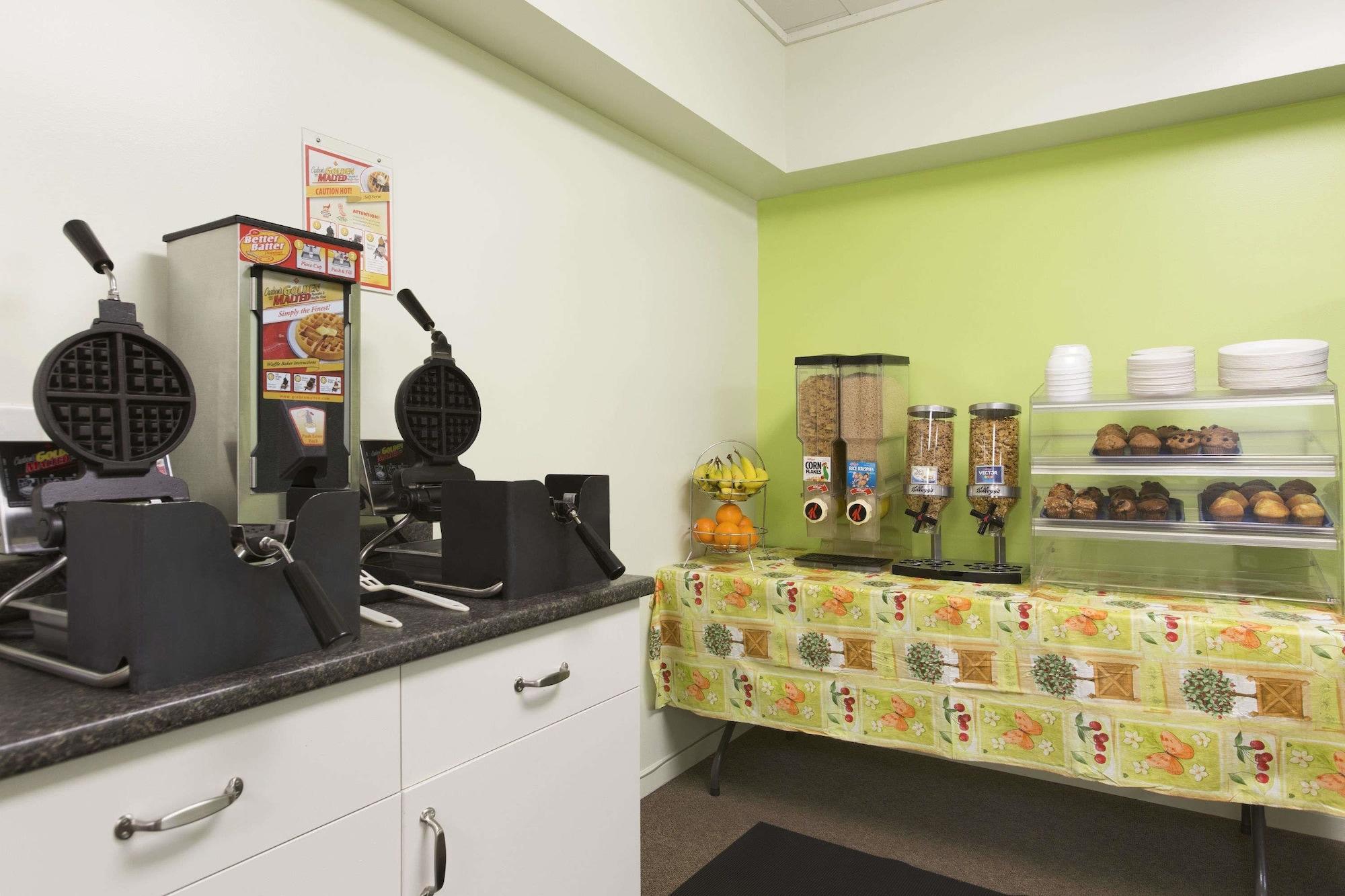 Days Inn By Wyndham Victoria Airport Sidney Ngoại thất bức ảnh