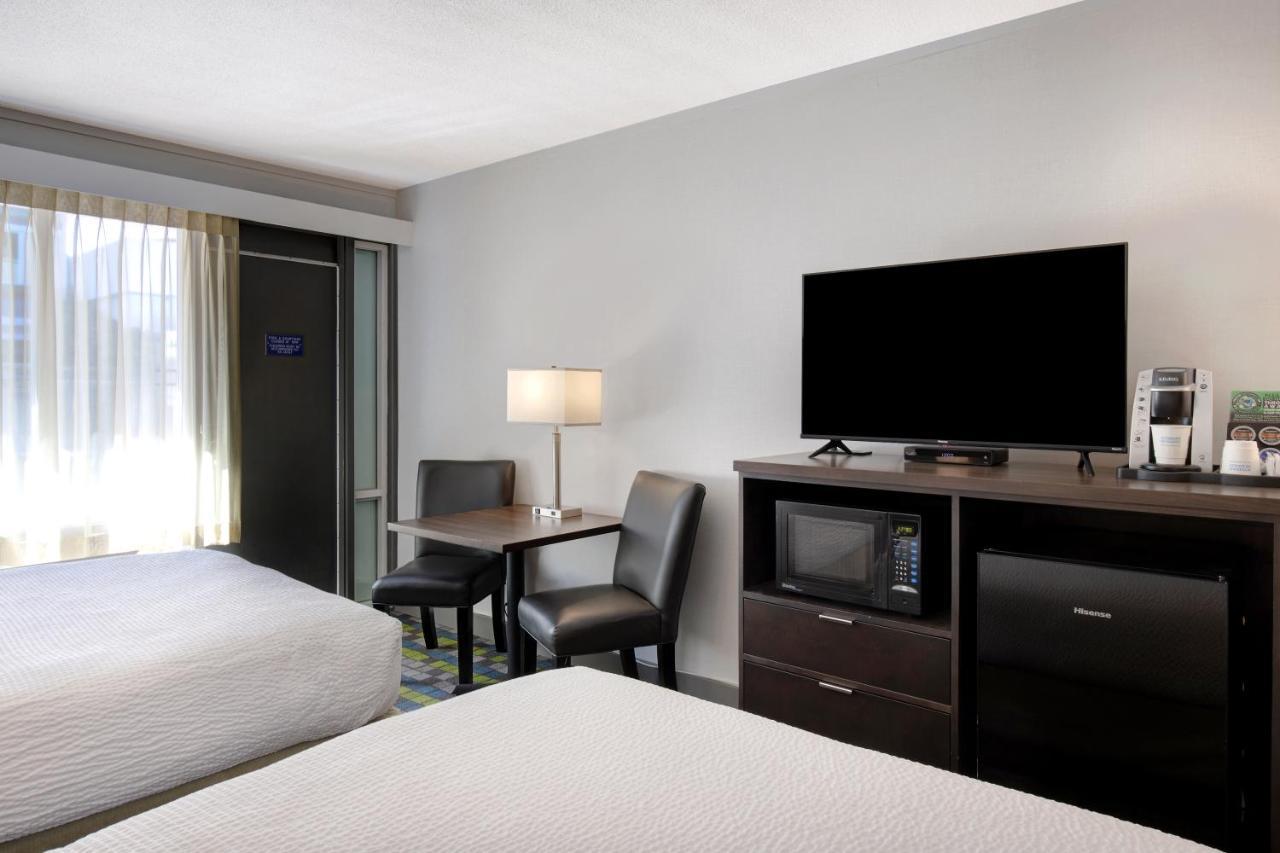 Days Inn By Wyndham Victoria Airport Sidney Ngoại thất bức ảnh