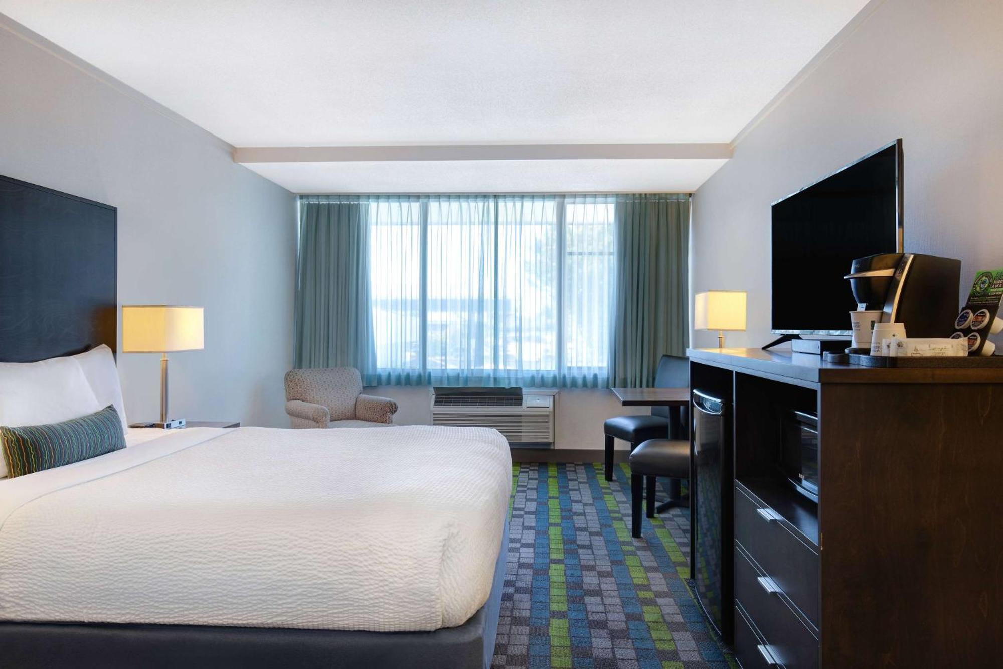 Days Inn By Wyndham Victoria Airport Sidney Ngoại thất bức ảnh