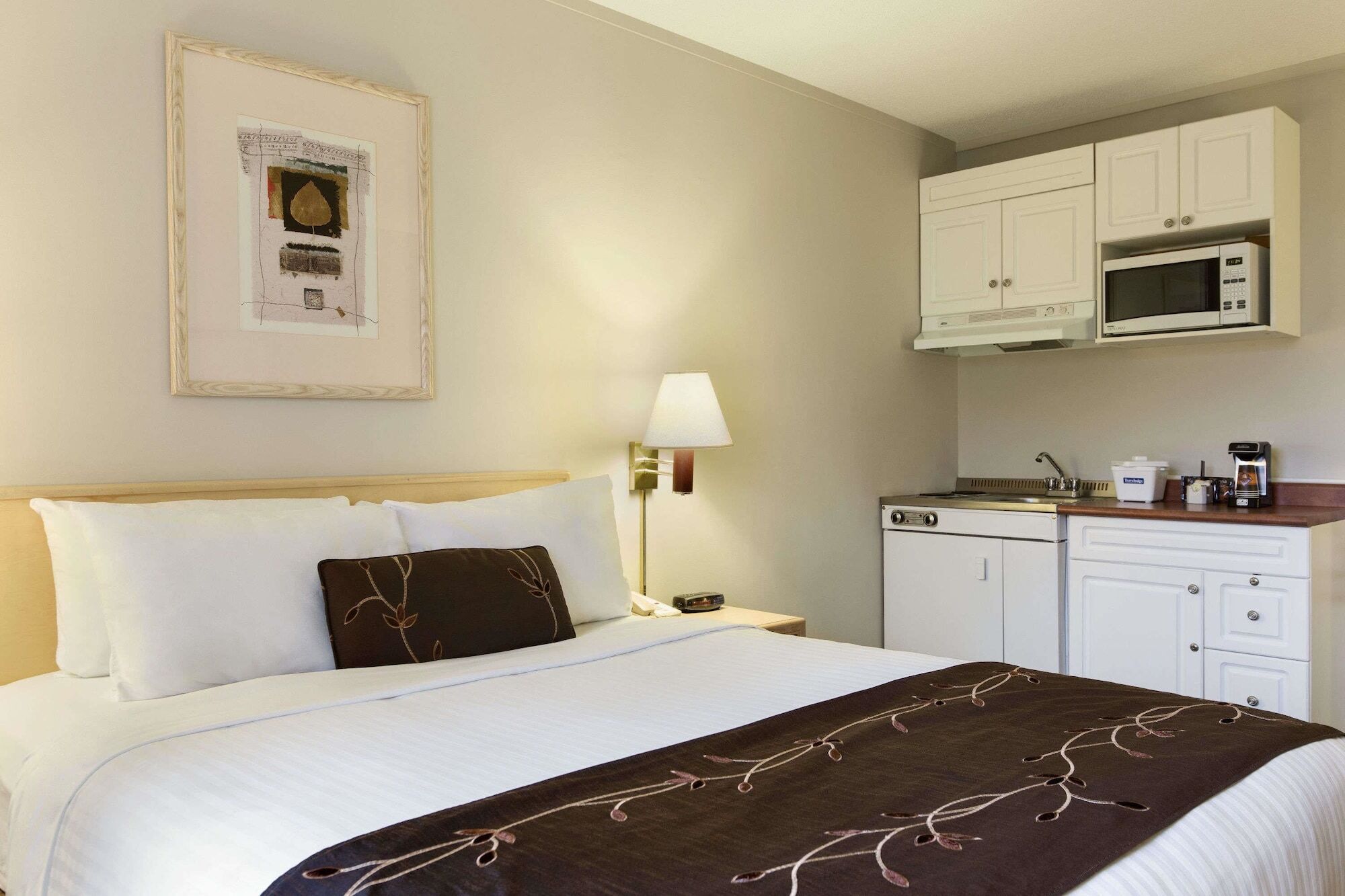 Days Inn By Wyndham Victoria Airport Sidney Ngoại thất bức ảnh